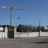 Salutiamo l�agricoltore e proseguiamo. Al rond� imbocchiamo una viuzza che costeggia sulla sinistra la strada principale: affianca il circolo sportivo Country Club per poi incrociare via Martiri delle Foibe